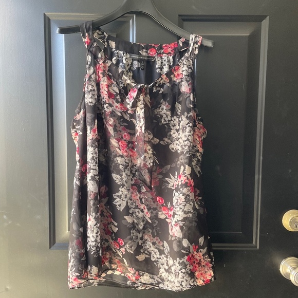White House Black Market Tops - White House Black Market Floral Sleeveless Top Women’s | Size 6